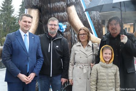 Dobrodošel mamut v Kamniku je dobil svoje mesto bronasti mamut v naravni velikosti, ki stoji v Mamutovem parku (59)